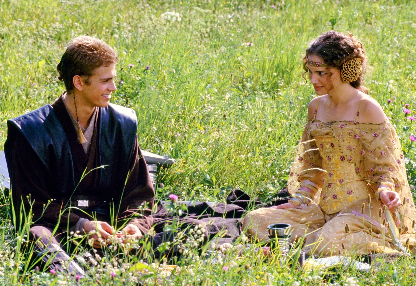 http://4.bp.blogspot.com/-6lzgVIClbvY/UVjgfZy1-fI/AAAAAAAAHyI/UDNvjPpFpGM/s1600/Hayden+Christensen+as+Anakin+Skywalker+and+Natalie+Portman+as+Queen+Padm%C3%A9+Amidala+in+Star+Wars+Episode+II+-+Attack+of+the+Clones+(2002)..jpg