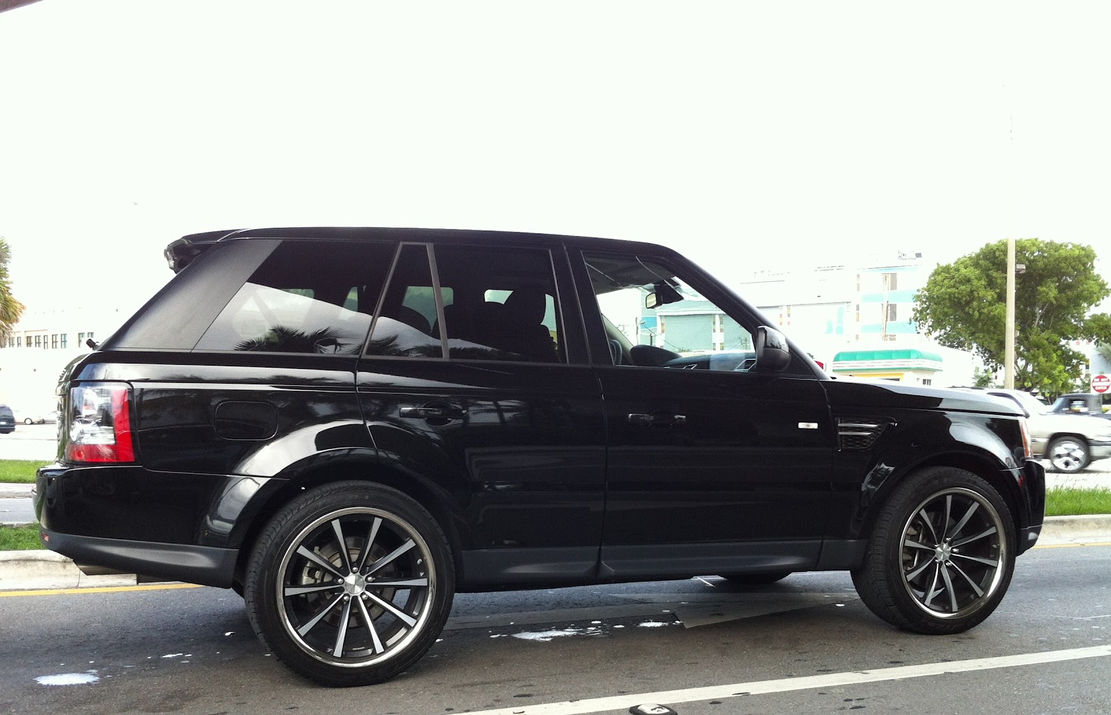 Exotic Cars on the Streets of Miami Black Range Rover Supercharged