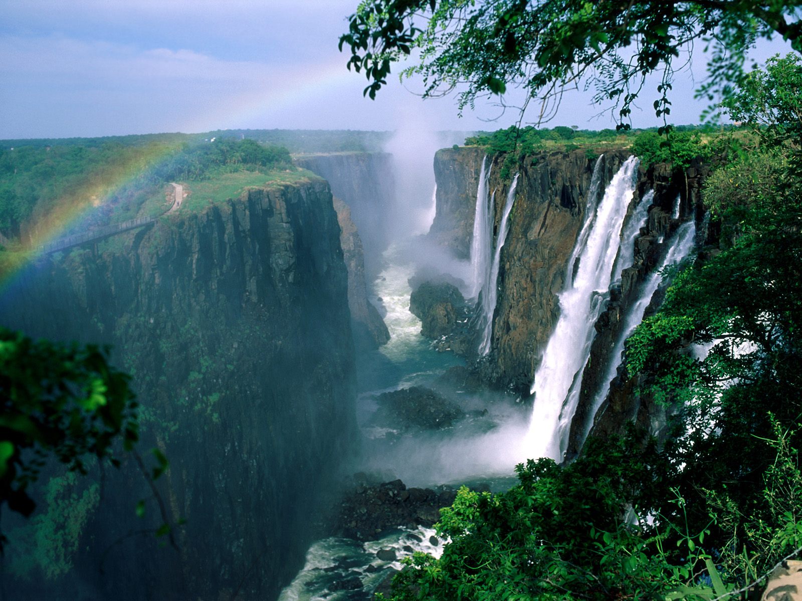 http://4.bp.blogspot.com/-6mLTUBdCVzQ/TxKAHNa7v9I/AAAAAAAAHZM/Z4eDzO49UX8/s1600/Amazing%2BVictoria%2BFalls%2BScenery%2BZimbabwe.jpg