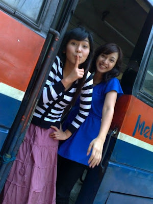 Foto Langka Cewek Cantik Narsis Di Metro Mini [ www.BlogApaAja.com ]