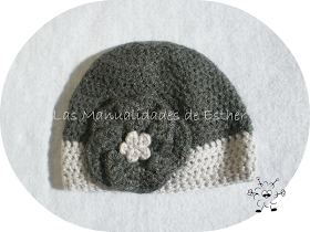 gorro de lana gris con flor tejido a crochet