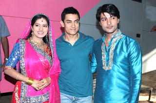 Aamir Khan Promotes 'Satyamev Jayate' on Diya Aur Baati Hum serial set