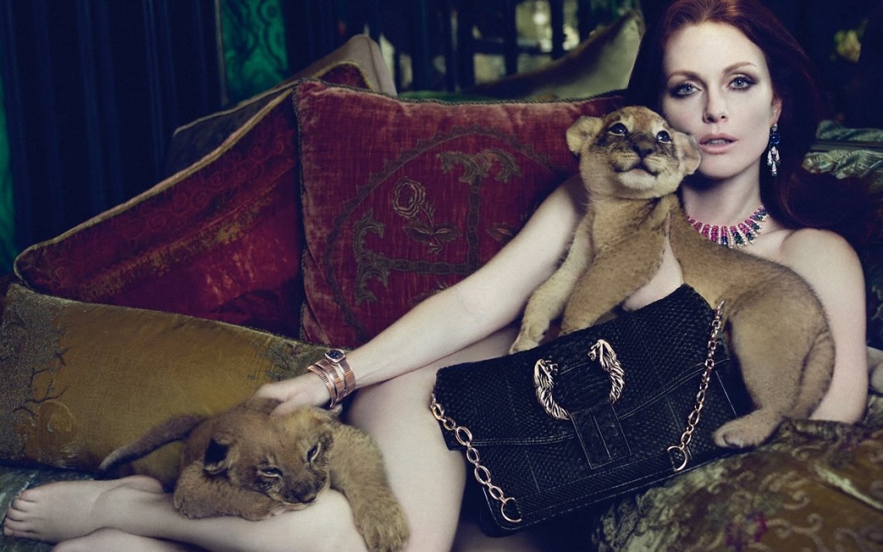 http://4.bp.blogspot.com/-6owErYGpVDI/T7OhKQMXhdI/AAAAAAAABVg/PNSflUDlUvU/s1600/julianne-moore-with-beast_110563-1280x800.jpg