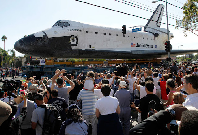 بالصور  مرور مكوك الفضاء الأمريكي في شوارع لوس أنجلوس Shuttle+on+the+Streets+++(23)