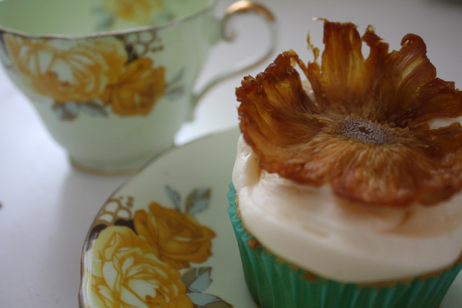 BE glorious Pineapple Flower Cupcakes
