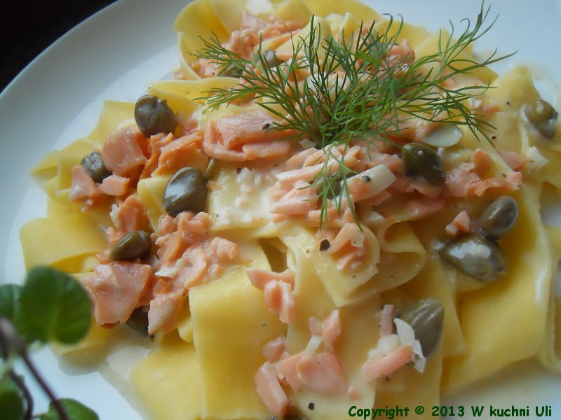. Makaron pappardelle z łososiem i kaparami w sosie śmietanowym.