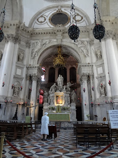 Basilica Santa Maria de la Salud, obra maestra arquitectónica de Longhena. Ubicada casi en el límite del Canal Grande, hacia la laguna junto a la plaza San Marcos. Basilica della Salute en Venecia. Basilicas de Venecia. Iglesias de Italia. Iglesias de Venecia. Iglesias por el mundo. Iglesias del mundo