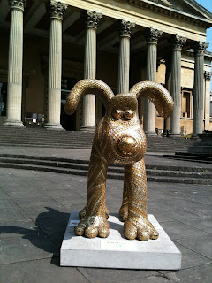 Golden Gromit A Gromit covered in gold mosaic