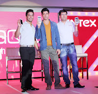 Farhan Akhtar unveil thj Intex Aqua i7 smartphone