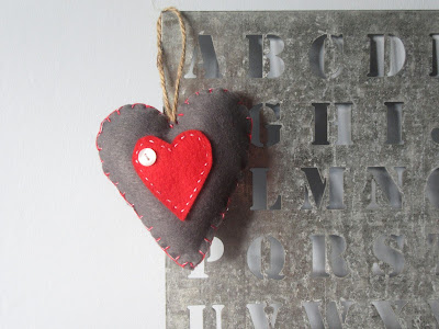 Grey red felt heart http://snadralovesblogging.blogspot.co.uk/2015/10/sewing-30-minutes-day-in-october.html