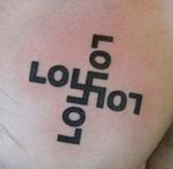se tatua una esbastica con las letras lol