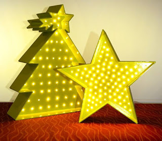 arbolitos navideños y estrellas navideñas luminosas