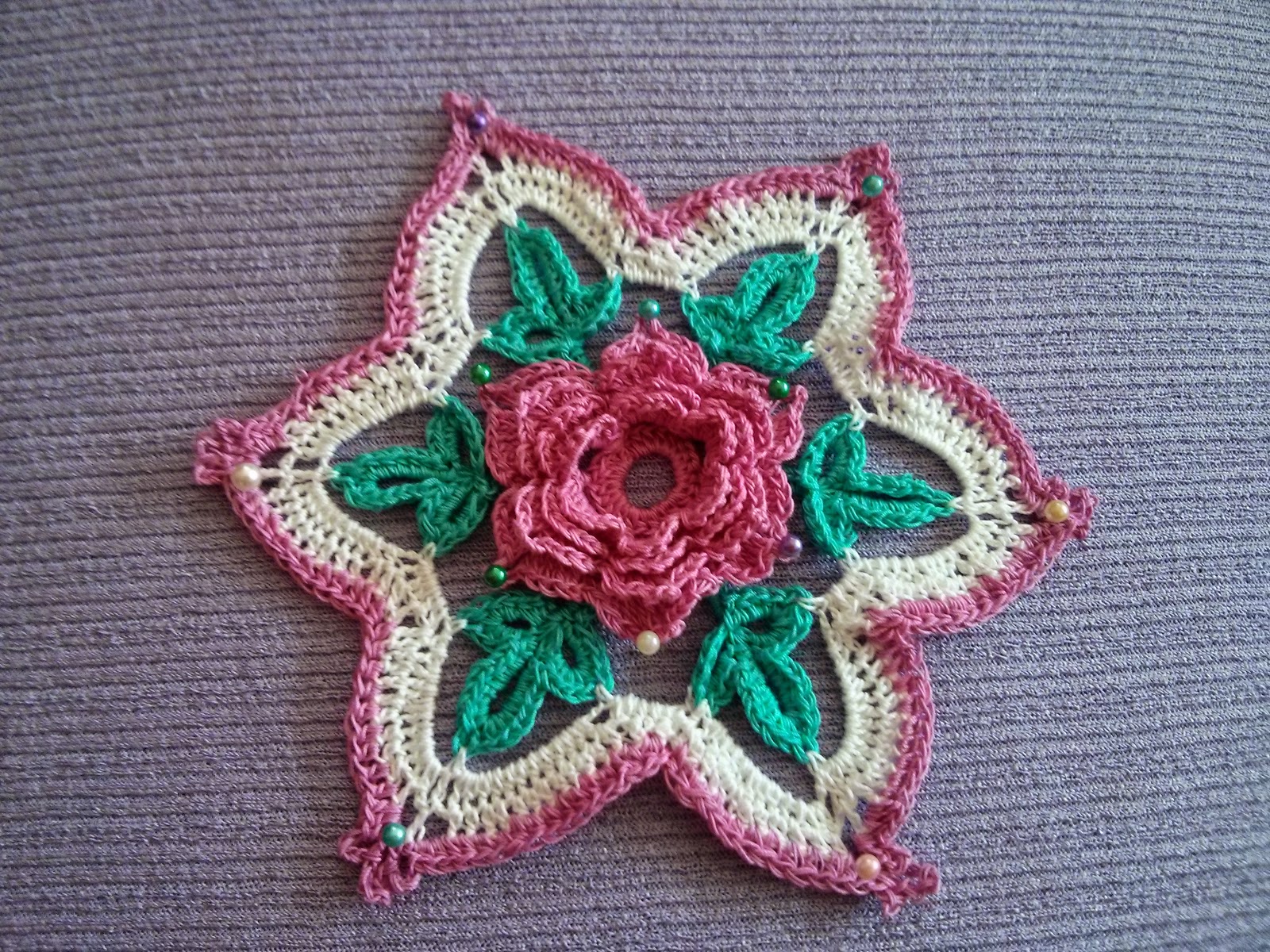 Kira crochet: The motif of the stars-snowflakes with a flower in the middle