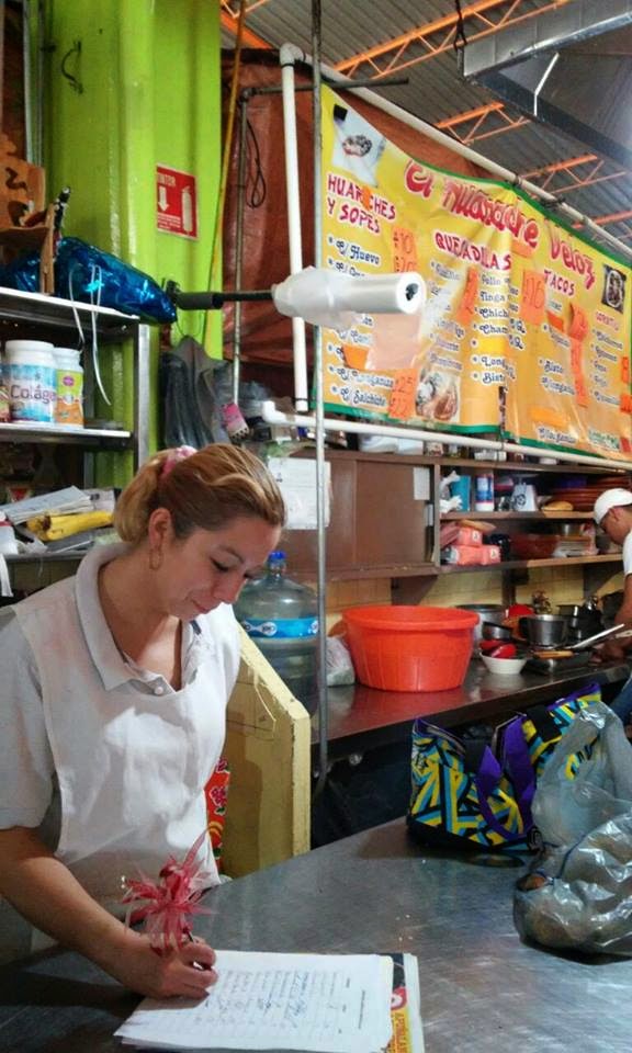 FIRMANDO EL DECRETO SOBRE LA INTANGIBILIDAD DE LOS MERCADOS PÚBLICOS DEL DF