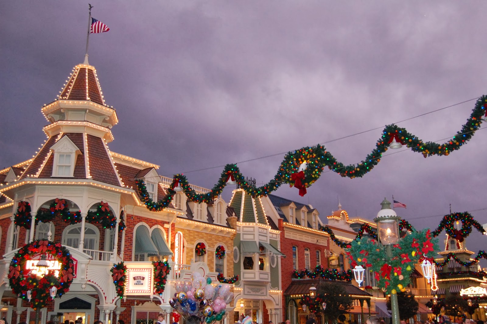 My Hands and Heart Are Full: Blogmas Disney Christmas