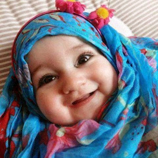 Foto gambar bayi lucu muslim cewek pakai jilbab Foto gambar bayi lucu muslim cewek pakai jilbab
