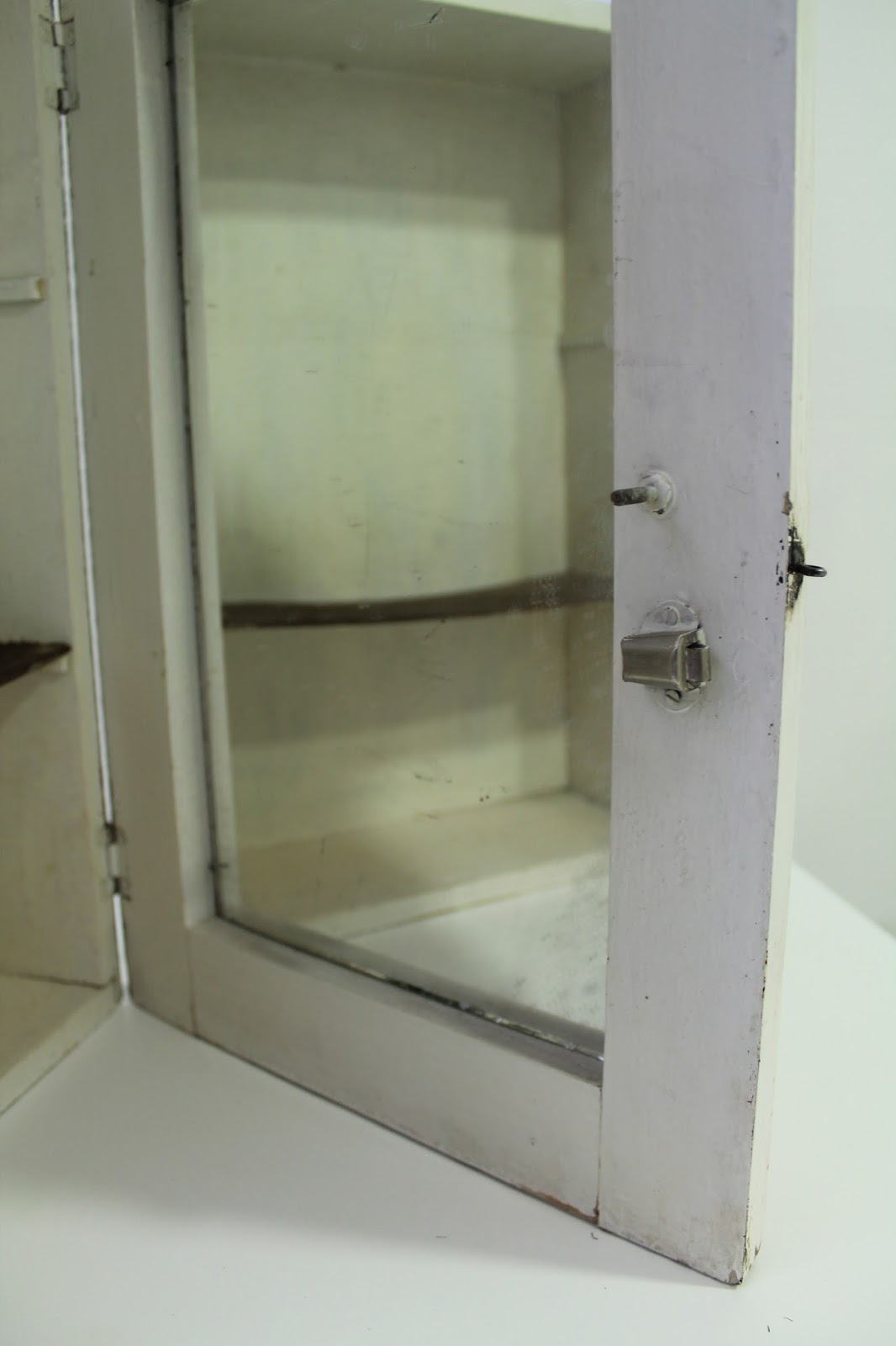 Vintagería: Antiguo botiquín de madera con cruz roja, años 40