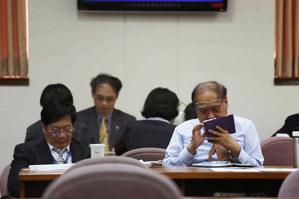 立法院經濟委員會今天將延長至晚上12點,官員們下午休會時滑手機打發時間。圖:林雨佑/攝 立法院經濟委員會今天將延長至晚上12點,官員們下午休會時滑手機打發時間。圖:林雨佑/攝