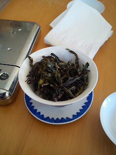 les feuilles débordent allègrement du gaiwan