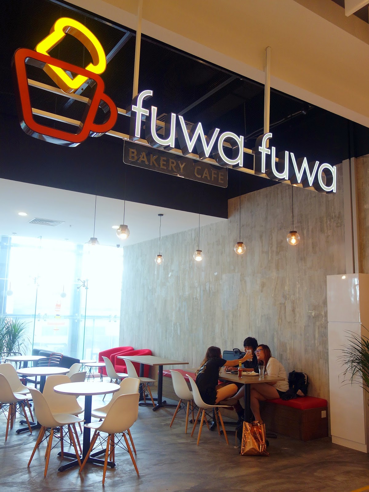 Searching for a cafe with a pleasant, peaceful setting spaciously