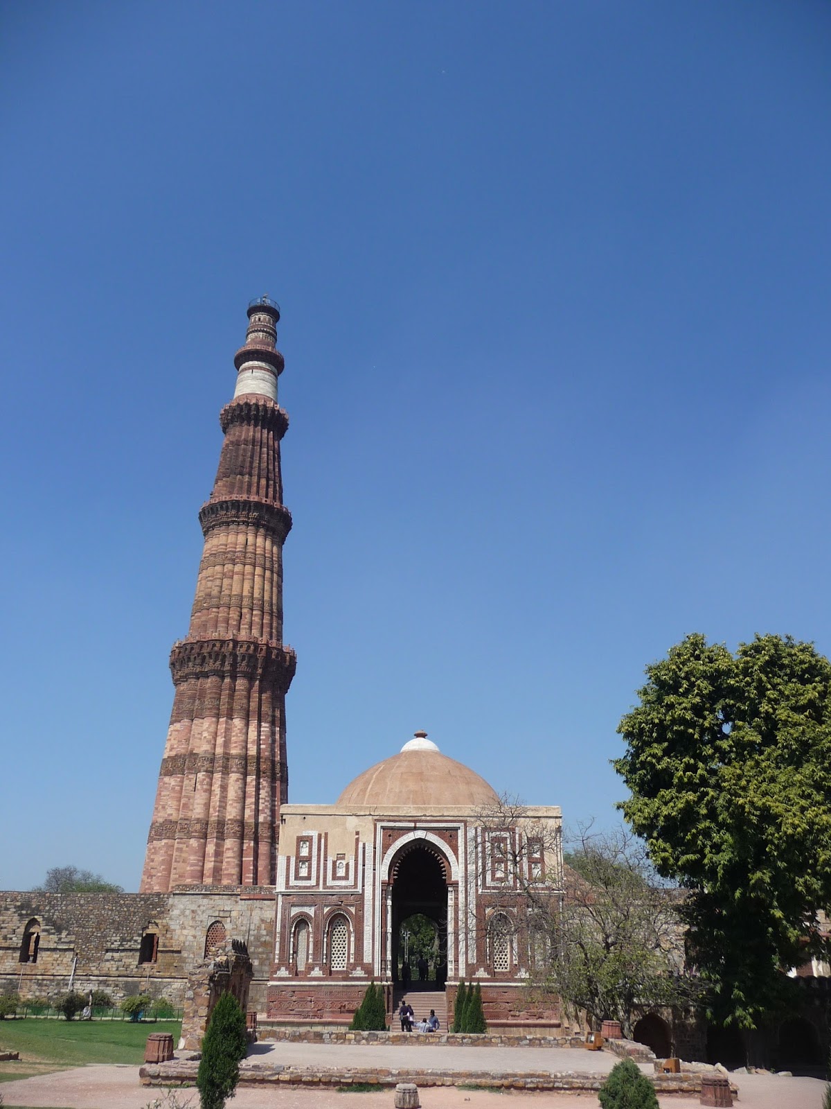 Line Drawing Of Qutub Minar : Delhi alai darwaza in qutub complex the journey of a