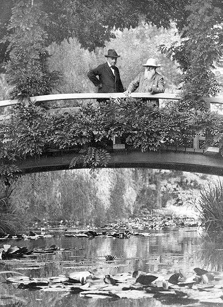 Claude+Monet,+il+grande+maestro+impressionista.+Nella+foto+lo+vediamo+nel+suo+famoso+giardino+di+Giverny+(dal+The+New+York+Times+photo+archive,+1922)...