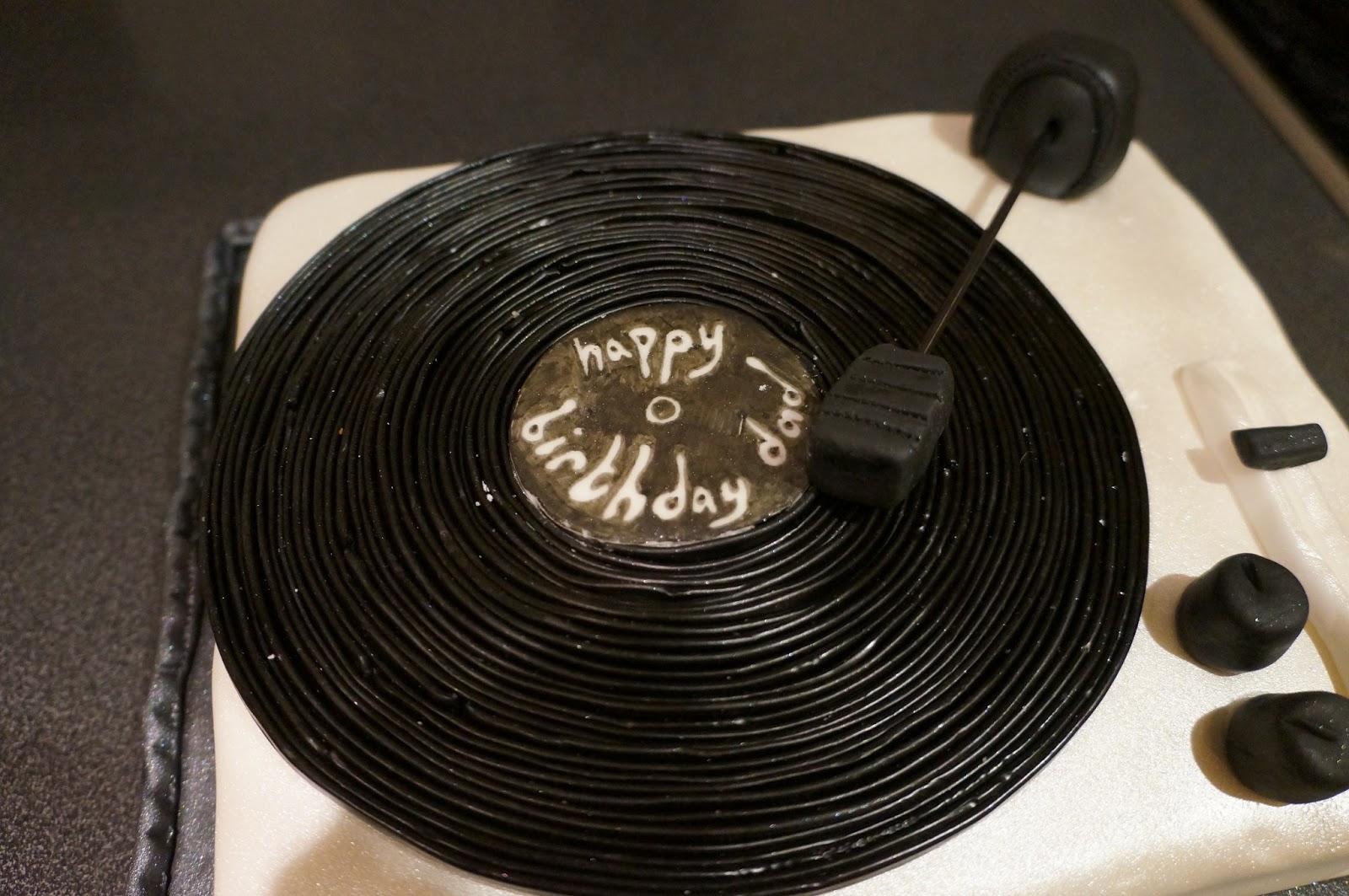 eatbakecake cake...LP record player birthday cake