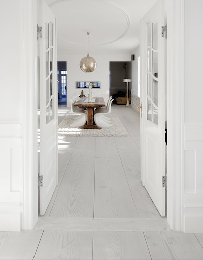 Decoritzion: Mesa antigua con sillas nuevas / Old table with new chairs