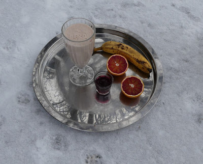 Milchshake mit Banane, Blutorange und Granatapfelsaft Milchshake mit Banane, Blutorange und Granatapfelsaft
