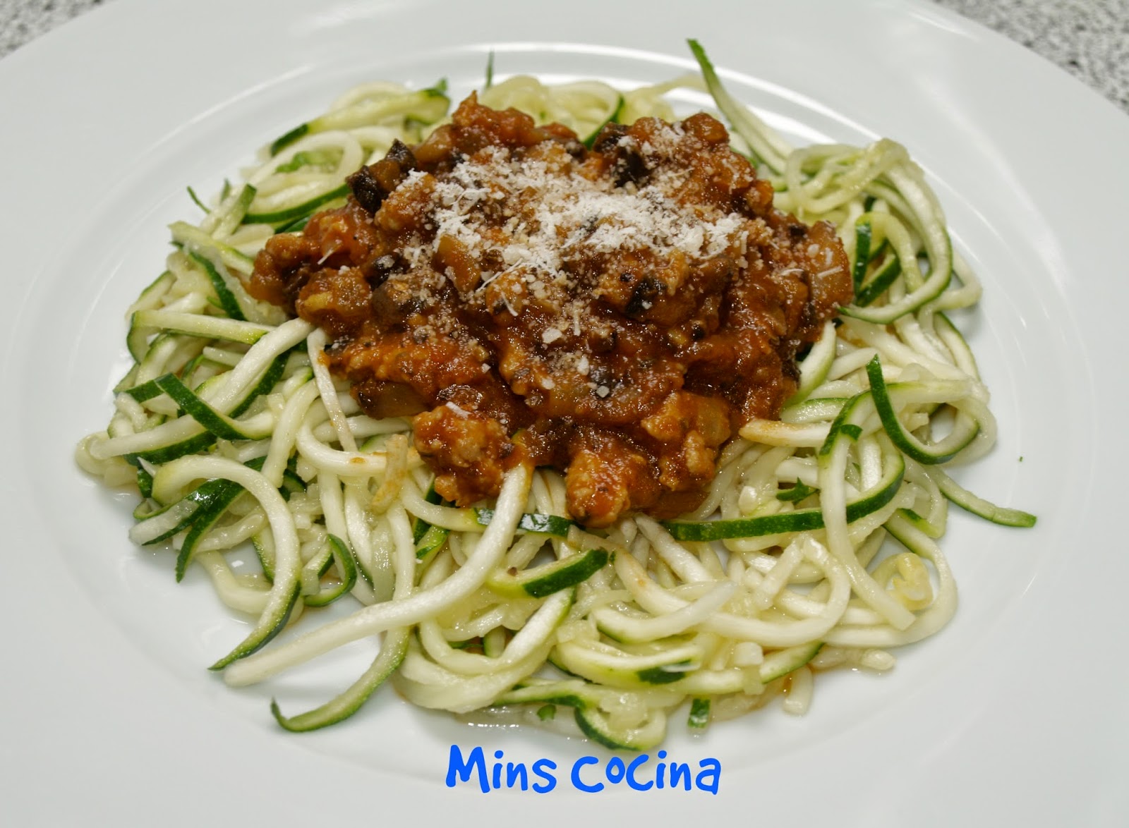 Espaguetis De Calabacín Con Boloñesa De Pollo Y Champiñones
