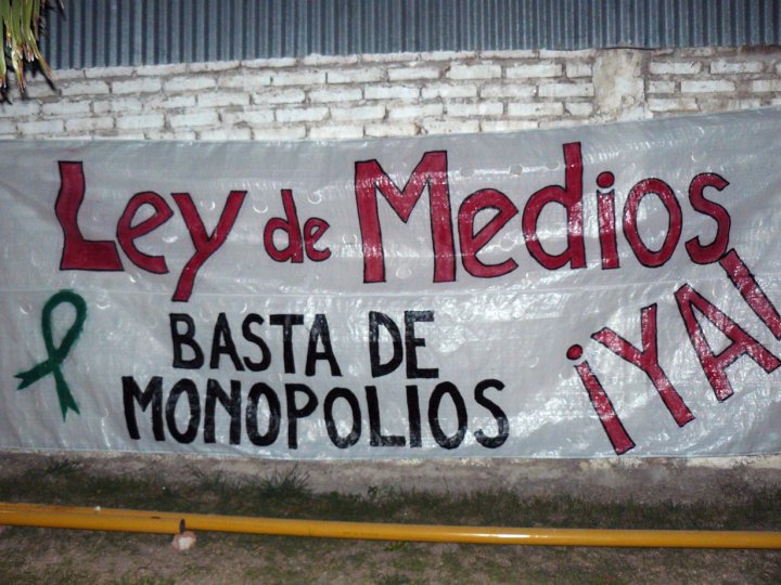 Clarín: Nessun Monopolio Resiste tres gobiernos Populares Clarín: Nessun Monopolio Resiste tres gobiernos Populares