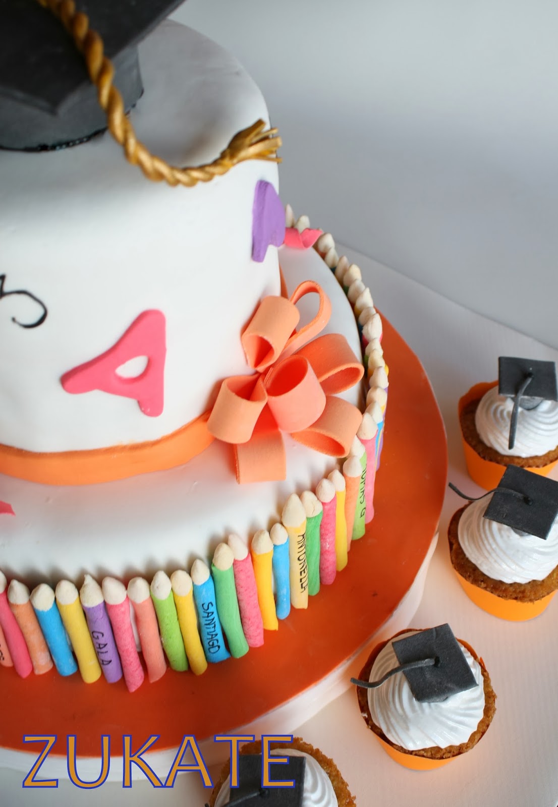 TORTA Y CUPCAKES DE EGRESADOS CON LÁPICES | ZUKATE