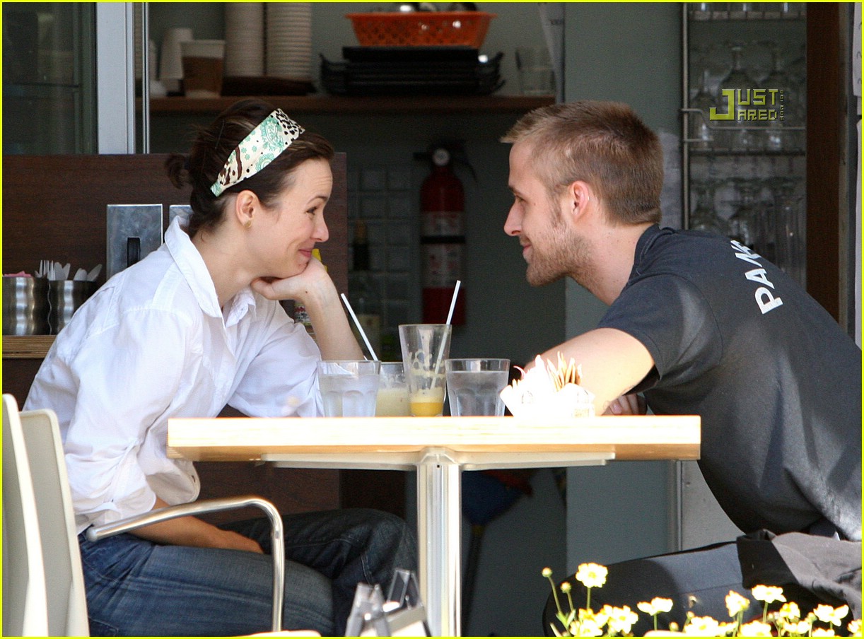 http://4.bp.blogspot.com/-7C-ryrwbAz8/TnwJcFzaPwI/AAAAAAAAAMk/cGB0IbpM7iQ/s1600/rachel+mcadams+ryan+gosling+0.jpg