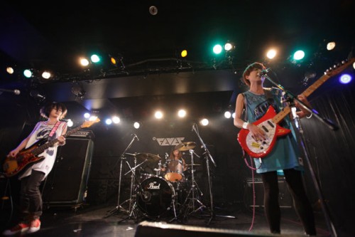 内容绍介 : 日暮愛葉の新バンド、THEGIRL待望のデビュー。友人のベーシスト林束紗scarlet/hinto)とドラマー岡本奈穂子(つばき)からなる三人組ガールズ・ロックバンド。Seagullscreamingkissherkissherを想わせるシンプルでキッチュなガレージロックンロールが全開。