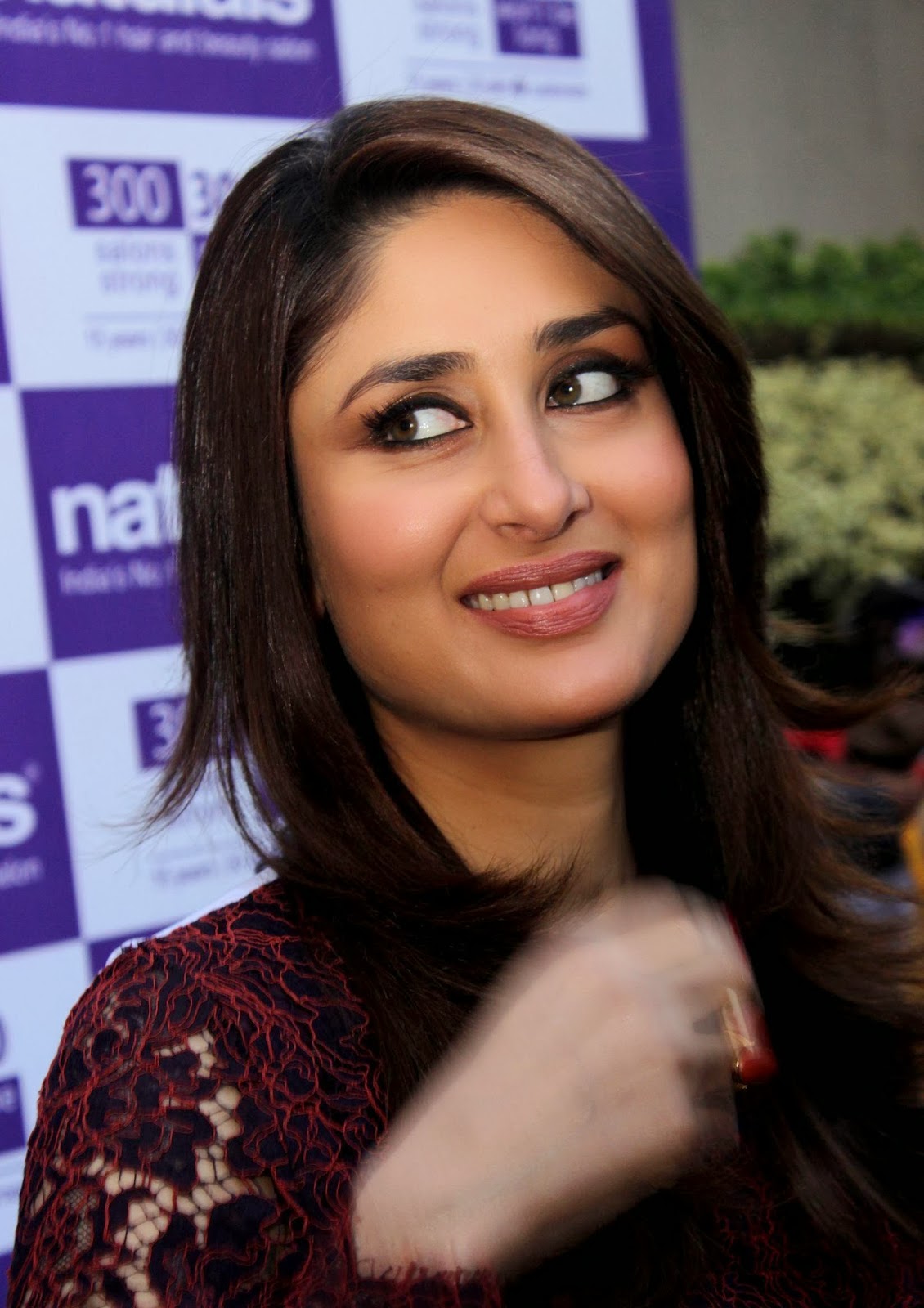 Kareena Kapoor Showig Her Sexy Legs At The Event Of Naturals Salon