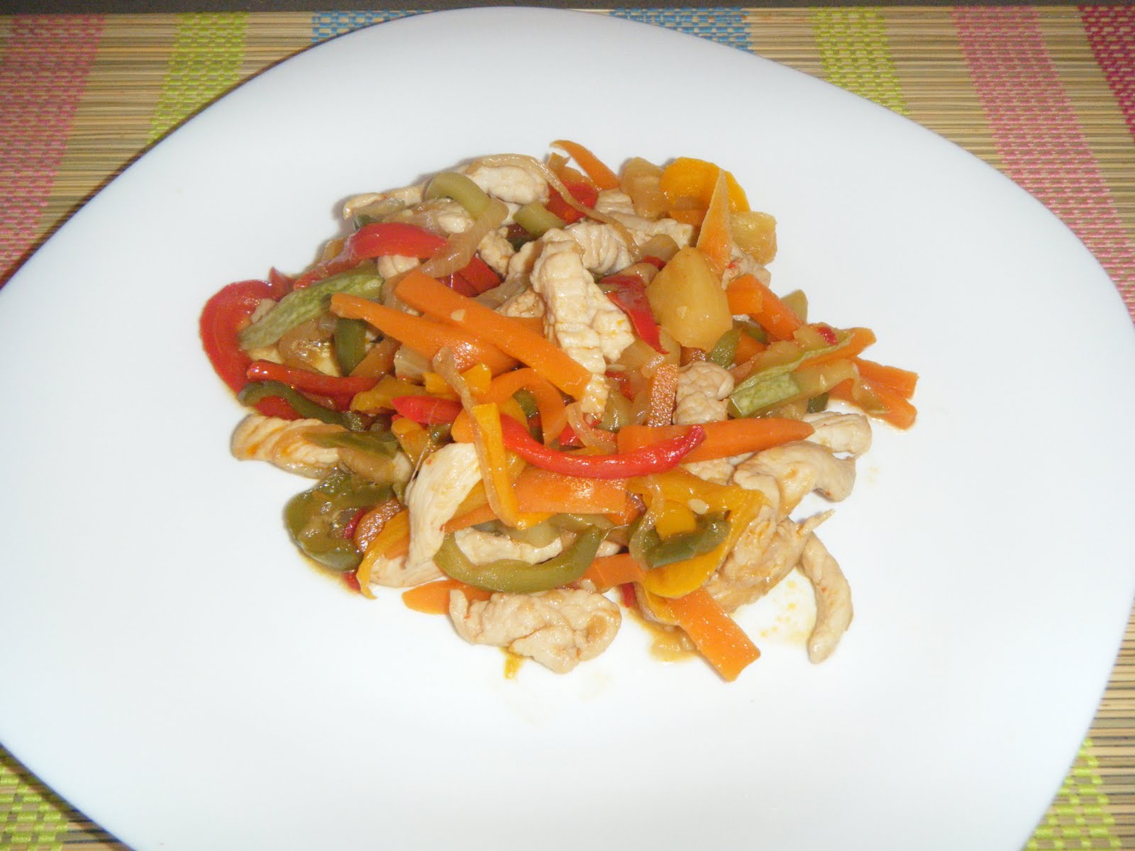 Tomillo, laurel y otras cosas de comer.: SALTEADO DE PAVO CON VERDURAS