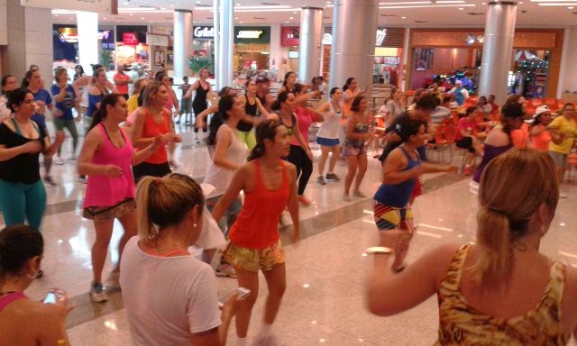 Zumba Fitness World Party tem músicas de Claudia Leitte, capoeira