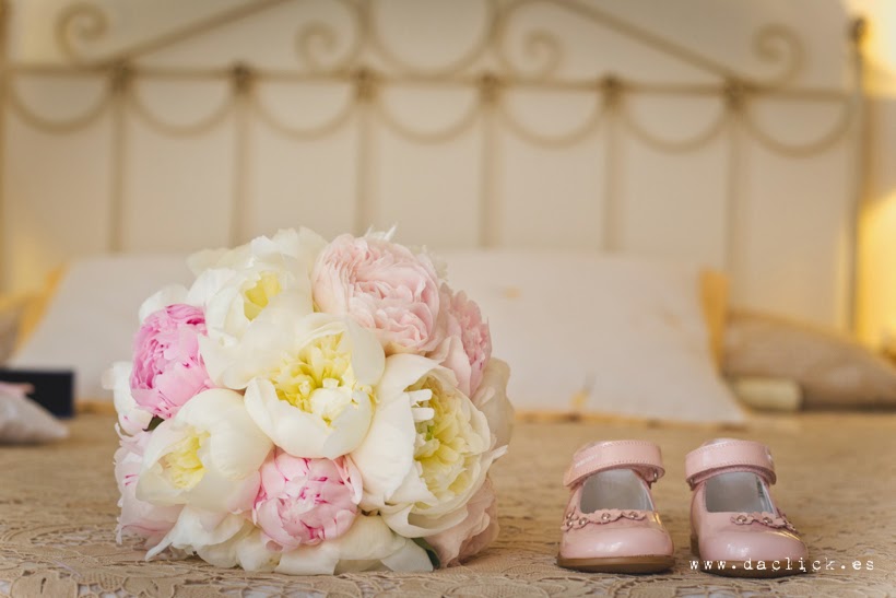 ramo de novia peonias y zapatitos de niña de 1 año en rosa