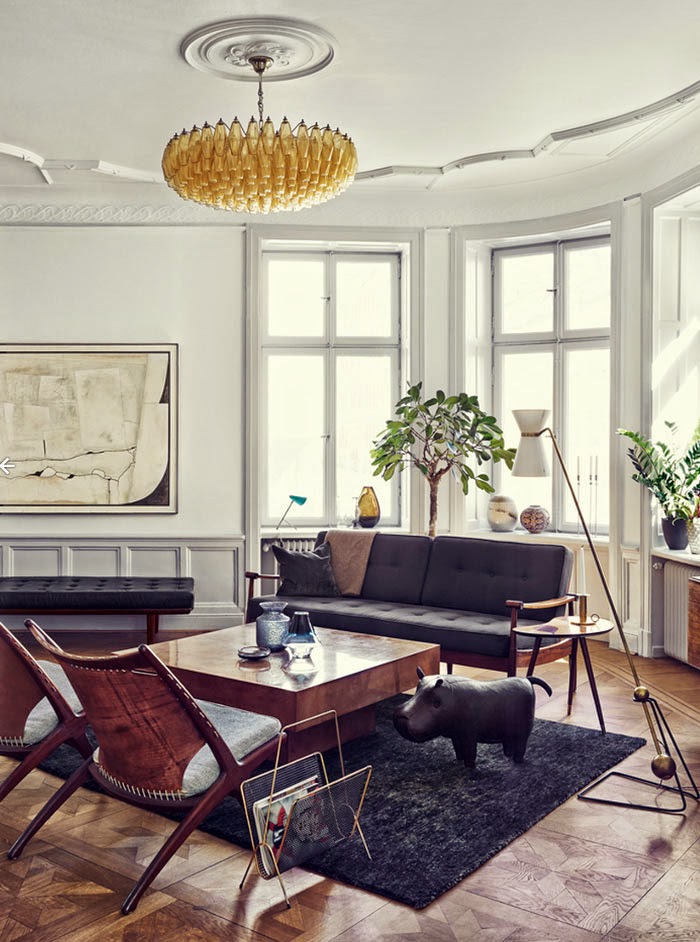 Wohnen in schwarz-weißen skandinavischen Design mit viel dunklem Holz - eine Traum Einrichtung in Stockholm
