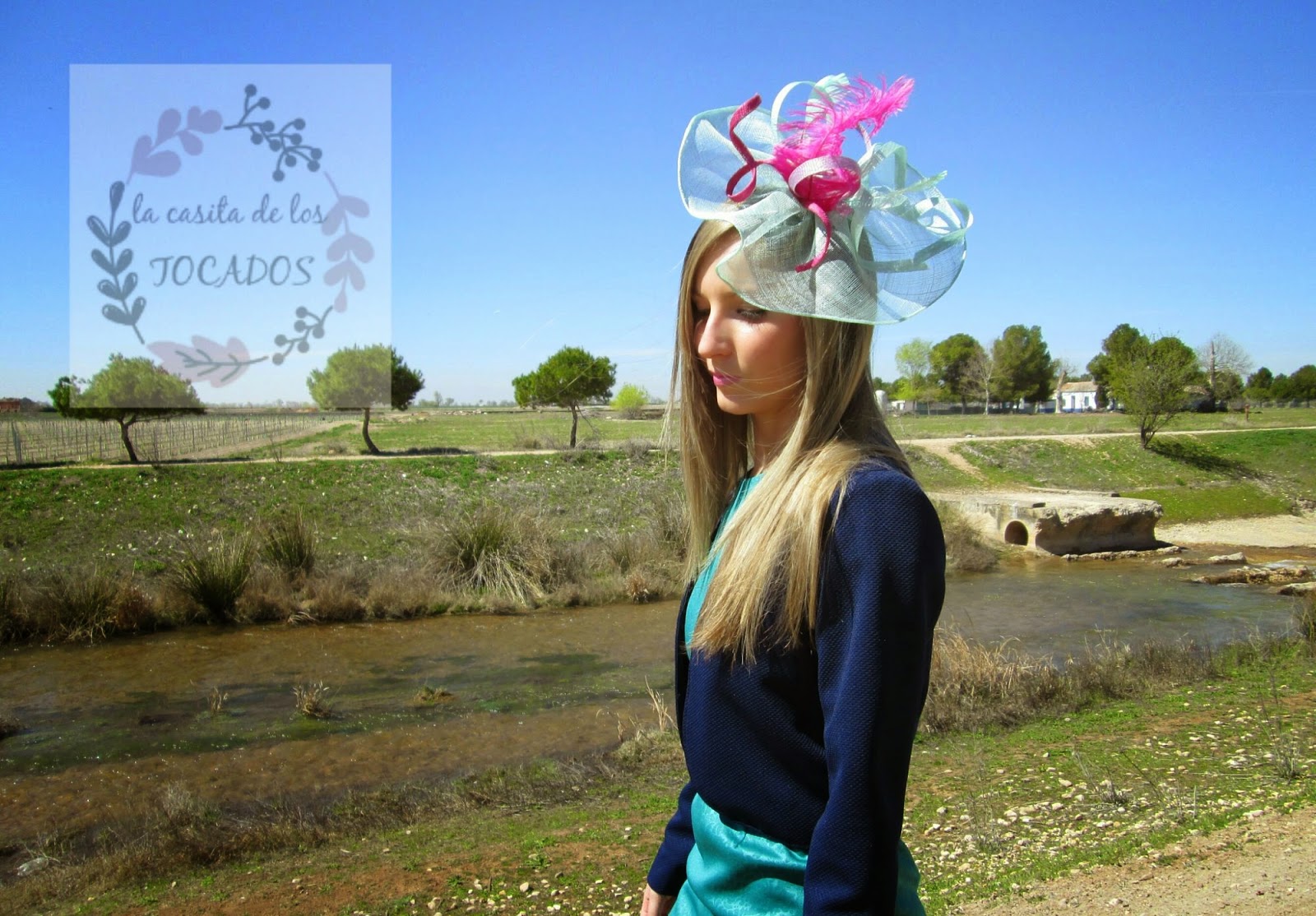 Reportaje de tocados primavera - verano 2015 La casita de los TOCADOS Tocado Ébora color verde agua y buganvilla, combinado con vestido en verde jade y chaqueta azul.