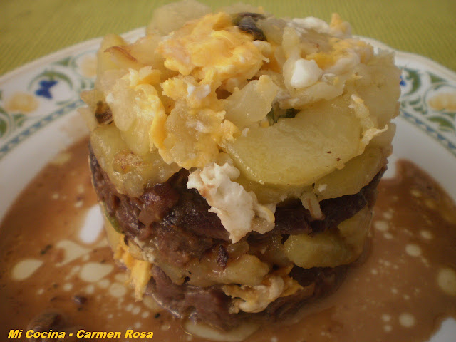 Milhojas De Carrilladas Con Patatas Panaderas Y Huevos
