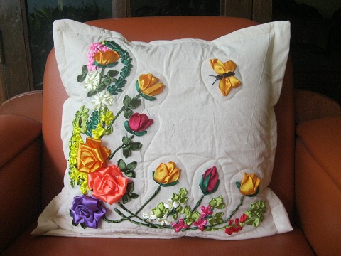 Rumah Sulam Pita Sarung Bantal Kursi Motif Mawar Besar rumah sulam pita sarung bantal kursi motif mawar besar