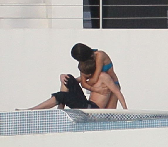 selena gomez and justin bieber kissing underwater. selena gomez and justin bieber