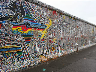 PER QUALE MOTIVO È STATO COSTRUITO IL MURO DI BERLINO IN GERMANIA ?