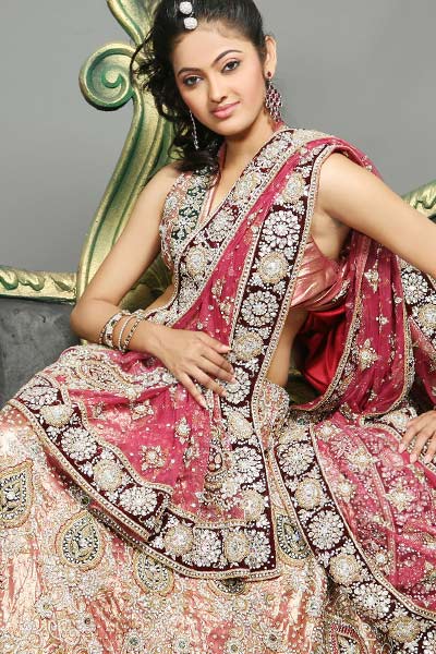 pakistani wedding dresses 520x3461 PAKISTANI BRIDAL DRESSES 2011 pakistani wedding dresses 520x3461 PAKISTANI BRIDAL DRESSES 2011