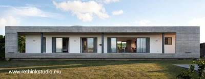Residencia de estilo Contemporáneo en Isla Mauricio Casa residencial moderna de forma rectangular hecha de concreto