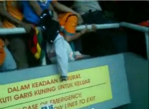 http://4.bp.blogspot.com/-7Q-g8KiCALY/T8ZuXw4zC8I/AAAAAAAAJd8/7HPPv8lgZA8/s1600/video---pengeroyokan-viking-oleh_jakmania.jpg