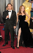 Angelina Jolie y Brad Pitt caminan junto por la alfombra roja de los Premios . (brad pitt angelina jolie oscar )
