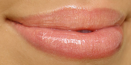 Bobbi Brown Bellini High Shimmer Lipgloss on my lips Bobbi Brown Bellini Lipgloss Swatch