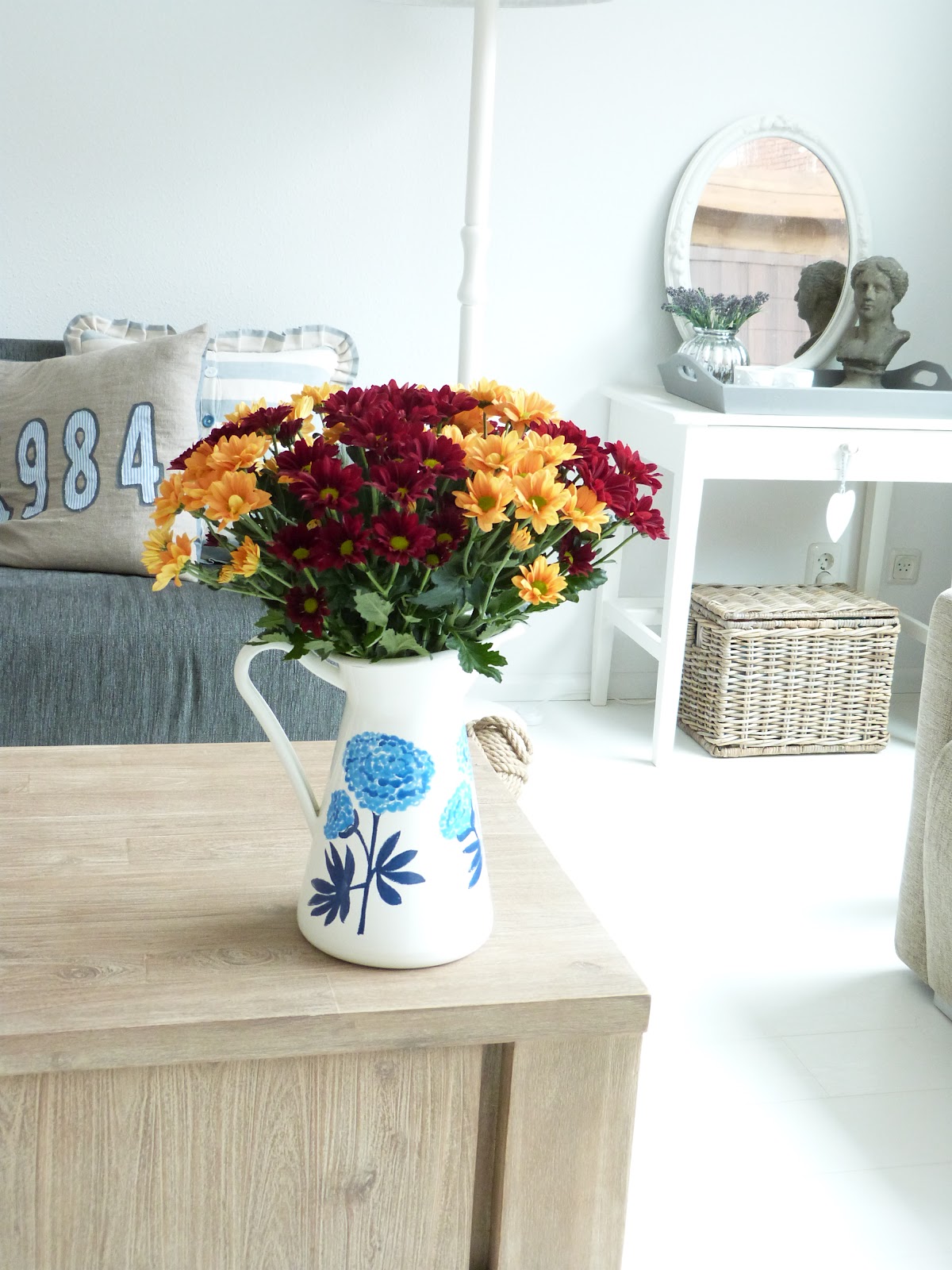 Het brocante schelpenhuisje: troschrysanten in herfstkleuren